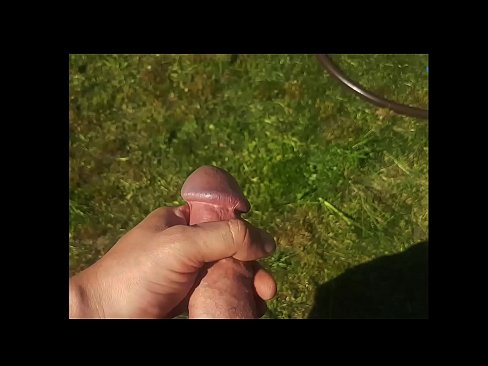 ❤️ A boazona fica com a rata rosa fodida e ejacula com um esguicho num jardim de Verão Porno doméstico em pt.gaypornforyou.ru ☑