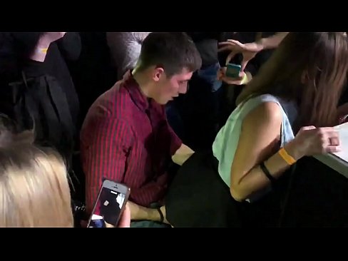 ❤️ Sexo real numa discoteca russa. Rapariga russa de 18 anos no ânus e vagina fodida numa discoteca Porno doméstico em pt.gaypornforyou.ru ☑