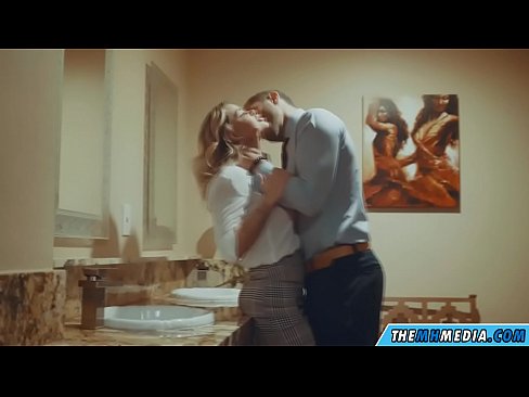 ❤️ Quando uma loira peituda o seduz numa casa de banho pública Porno doméstico em pt.gaypornforyou.ru ☑